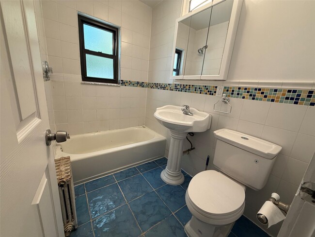 Building Photo - 423 Halstead Ave