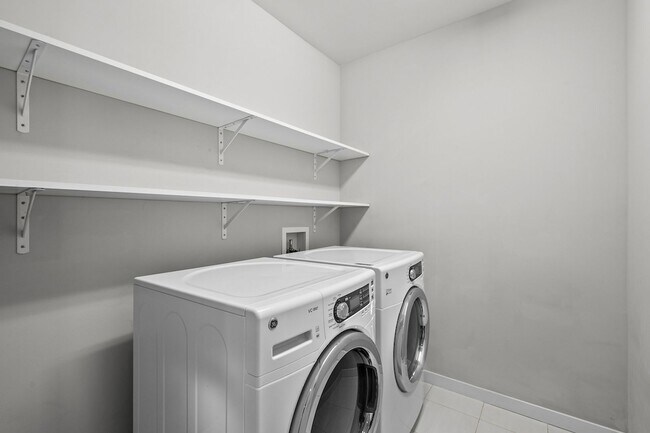 Building Photo - 203 S Marion St Pkwy