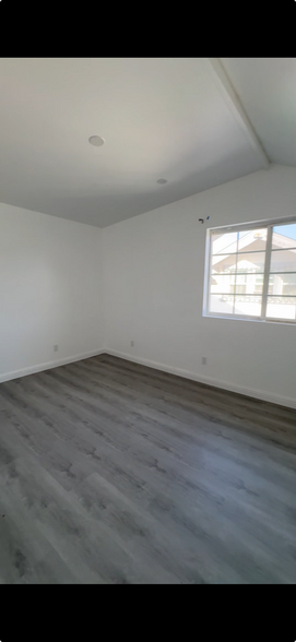 Building Photo - 1254 W 41st Pl