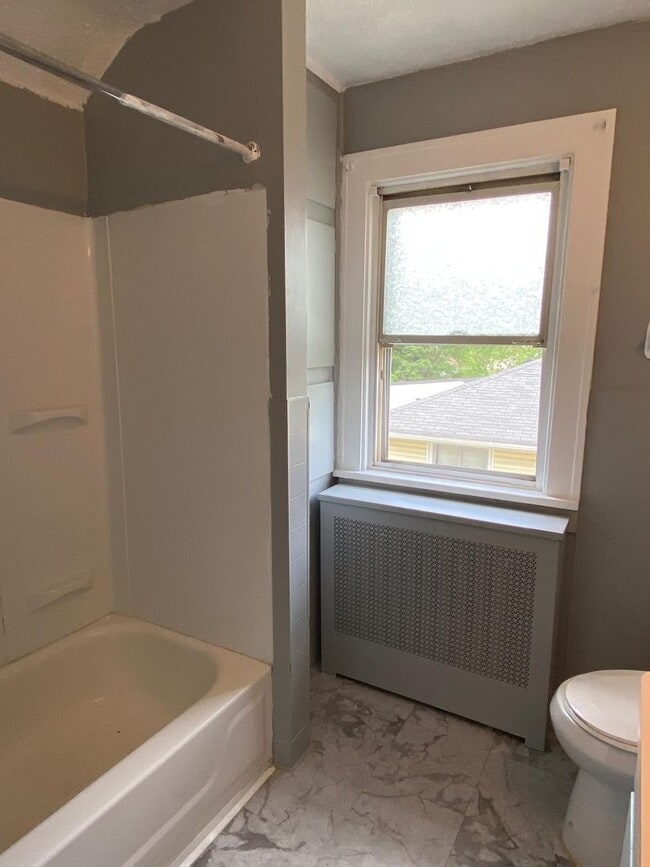 Building Photo - Charming Single-Family Home for Rent in Bedford — Quiet Street, Great Location!