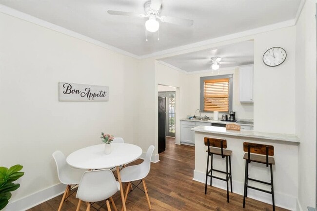 Building Photo - 713 1/2 Johnson Ave