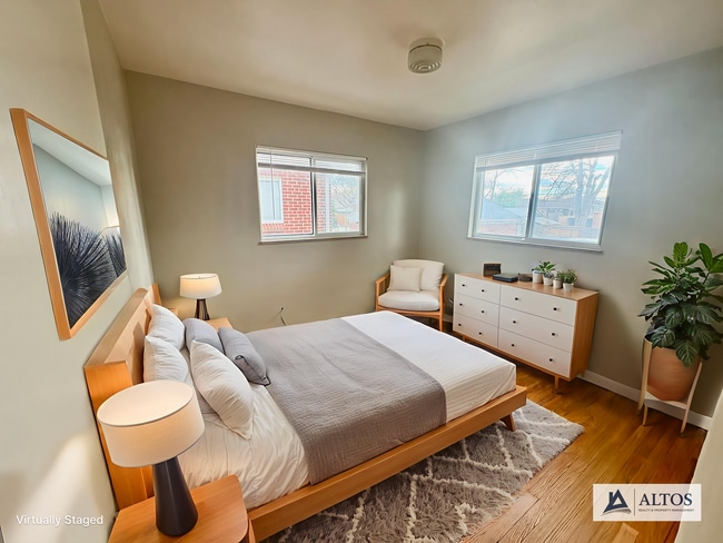 Building Photo - Charming 2 Bedroom Upper Unit onsite Laundry!