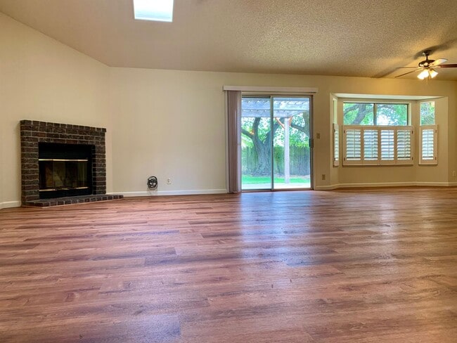 Building Photo - 3 bed 2 bath 2 car garage with mature trees