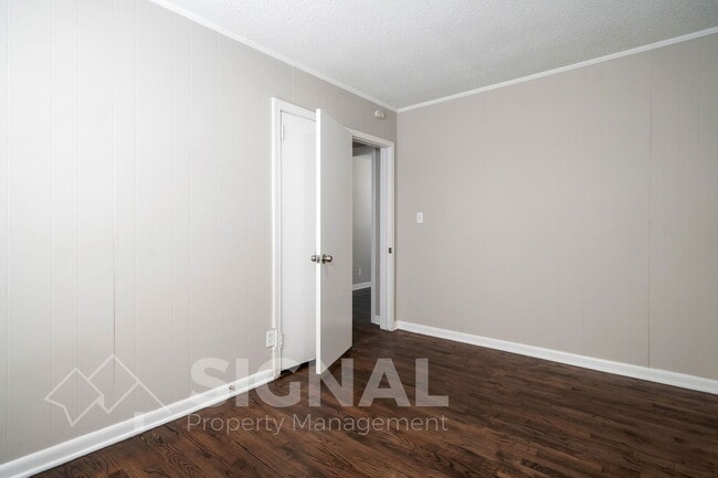 Building Photo - 3038 Highland Dr