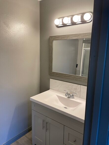 Master Bath - 1011 W 7th St