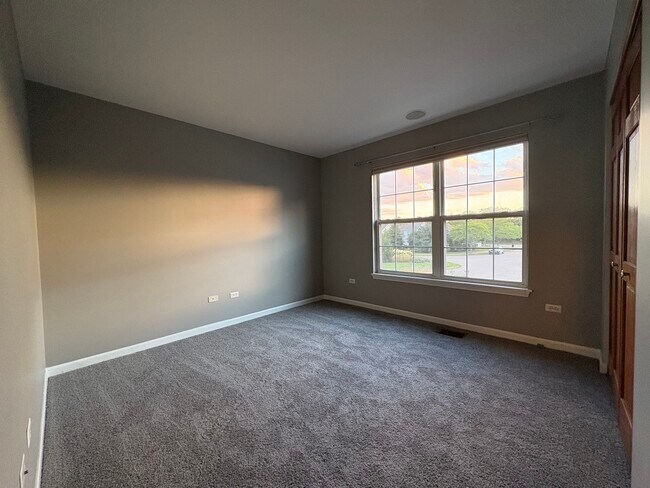 Building Photo - 1635 S Candlestick Way