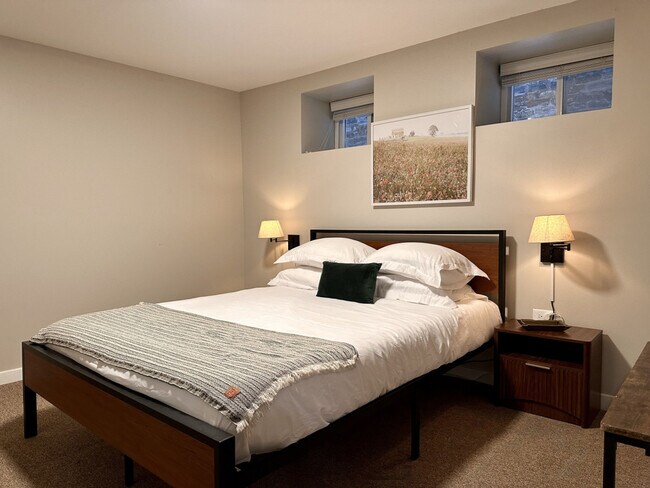 Building Photo - 736 N Throop St