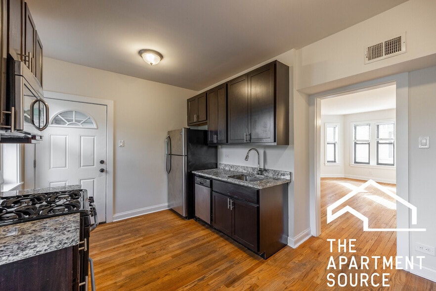 Primary Photo - 4038 N Ashland Ave