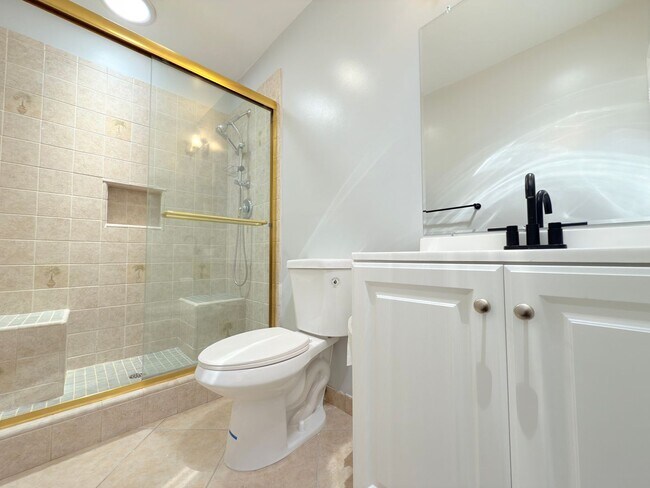 Building Photo - Beautiful Winnetka Home with Hardwood Floo...