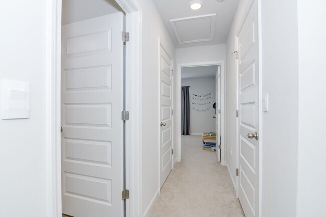 Building Photo - Beautiful 5 Bedroom 3 Bath