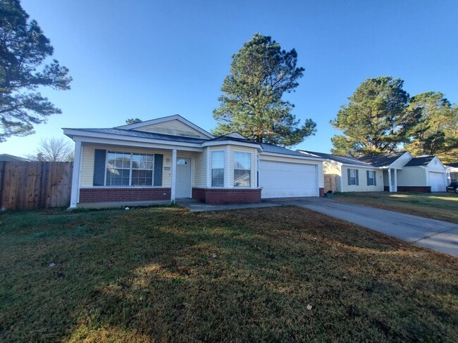 Primary Photo - Nice 3 bedroom 2 bath home with fenced in ...