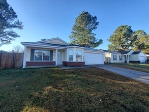 Building Photo - Nice 3 bedroom 2 bath home with fenced in ...