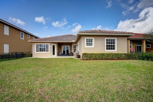 Building Photo - 8980 Lakeview Pl