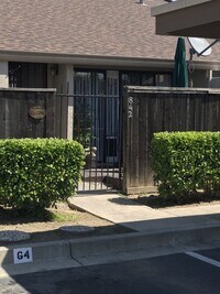 Building Photo - Great Condo in Gated Community