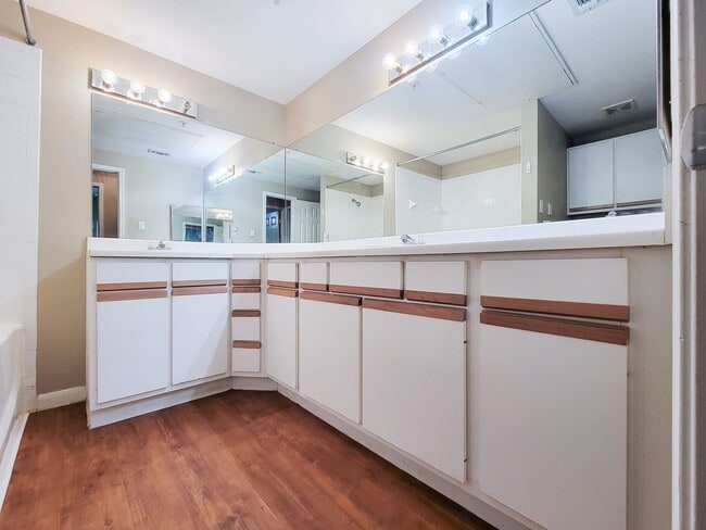 Building Photo - Beautifully Updated 2-Bedroom, 1-Bath Condo!