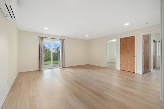 Building Photo - 535-537 NE Vena St