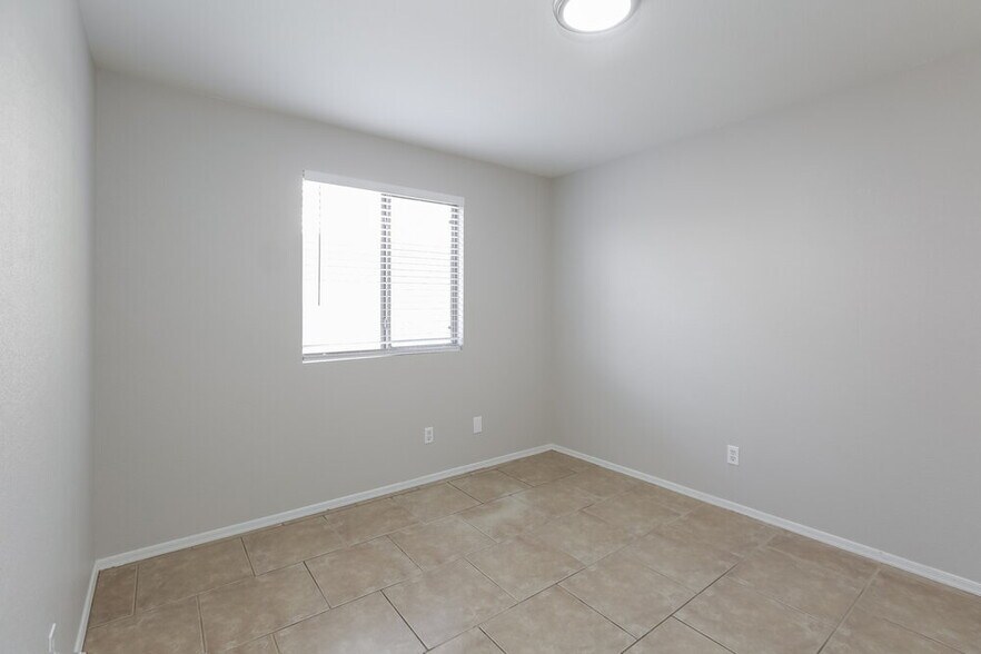 Building Photo - 7907 N 53rd Dr