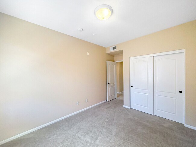 Building Photo - Beautiful 3B/2.5BA Townhome w/ Washer/Drye...