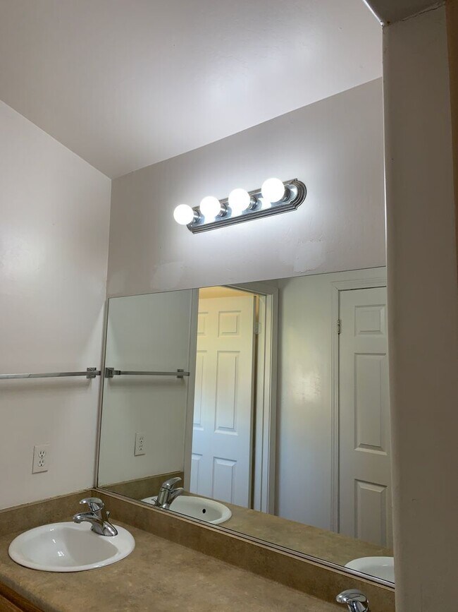 Building Photo - 5404 El Palacio Dr