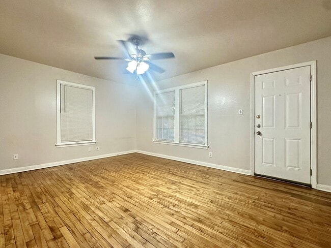Building Photo - East Austin 2x1 Home!