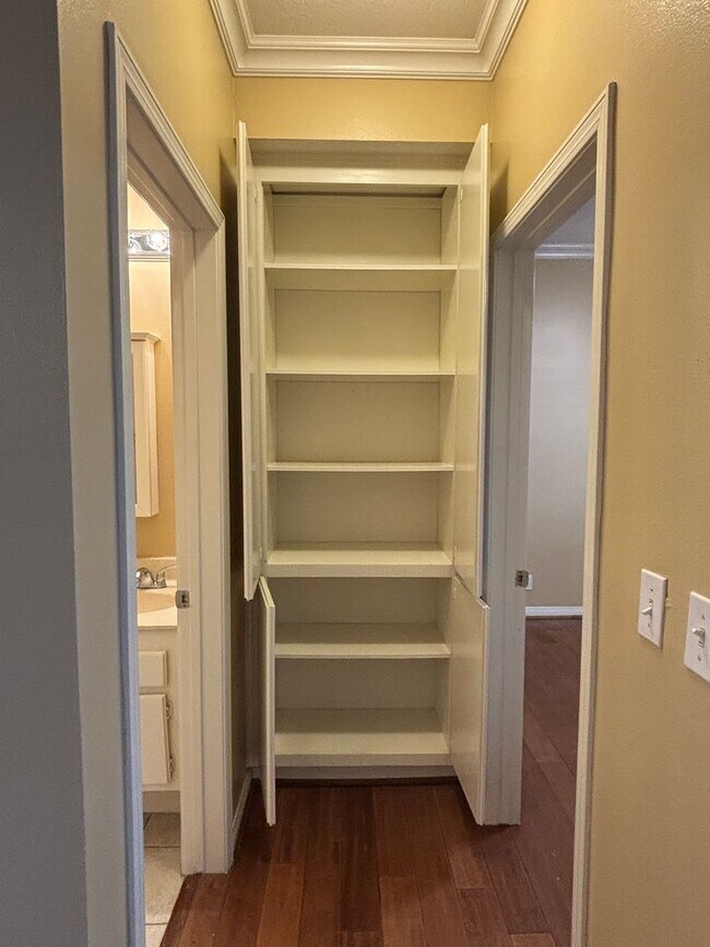 Building Photo - Beautiful 2 Bed / 2 Bath Condo for Rent in Long Beach!