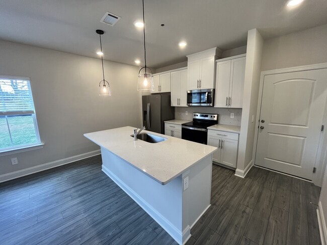 Building Photo - 204 Douglas Bend Rd