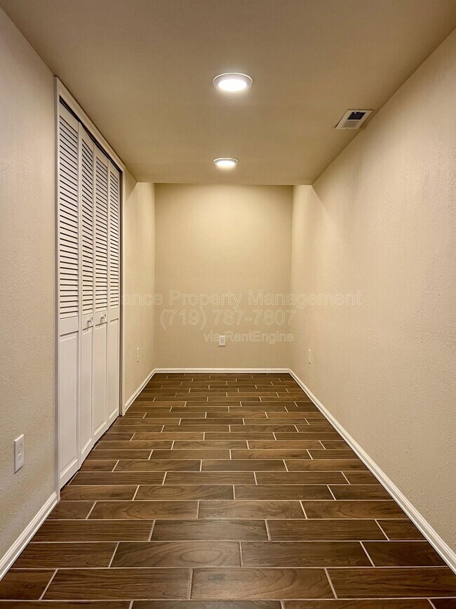 Building Photo - 6280 San Mateo Dr