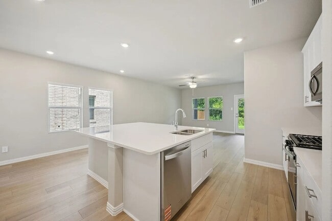 Building Photo - 524 Clover Crk Dr