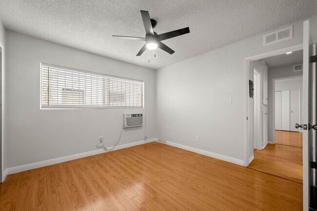 Building Photo - 607 Flores St