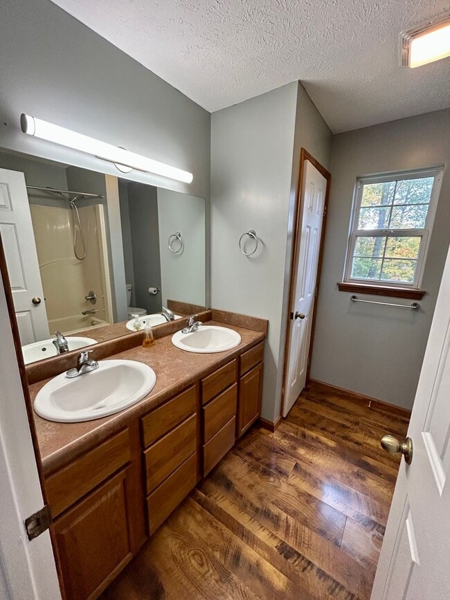 Building Photo - Beautiful 3 level home on a quiet cul-de-sac in Greenbrier Knolls--AVAILABLE NOW!!!!