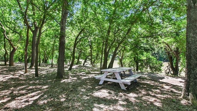 Building Photo - 106 Crooked Trail