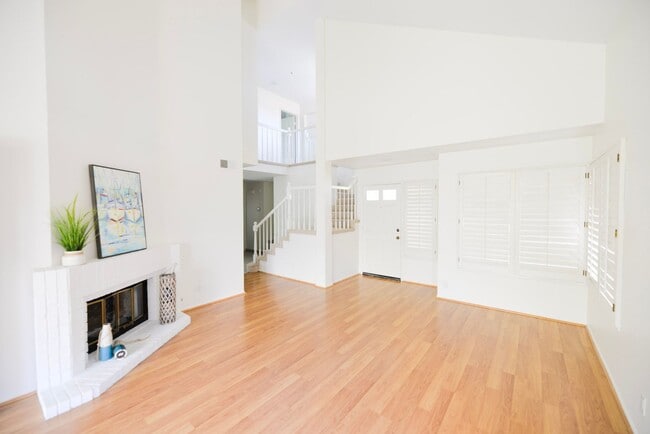 Building Photo - Charming 3 Bedroom, 2.5 Bath Home in Marbl...