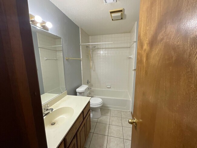 Building Photo - Spacious 3 bed, 2 bath, 2 living areas, 2 car garage