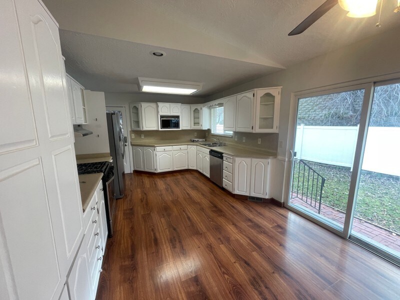 Building Photo - 1442 E Sandy Hills Dr