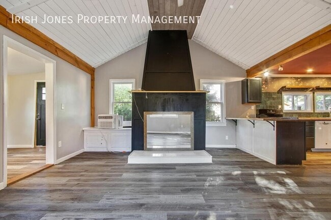 Building Photo - 5875 Lakeview Terrace