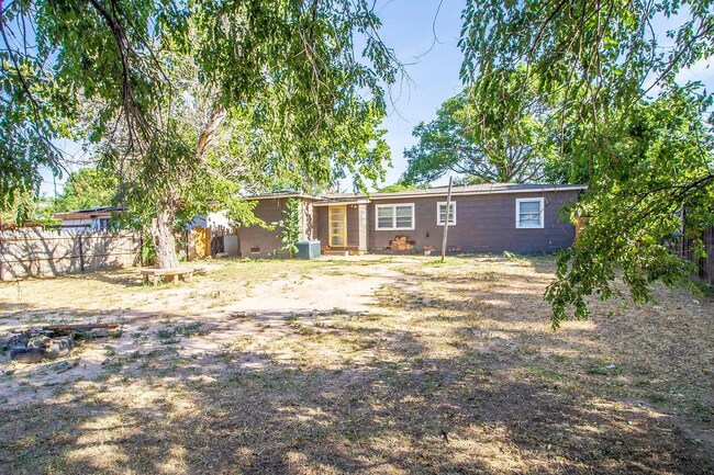 Building Photo - Updated 3 Bedroom Home for Rent in Central...