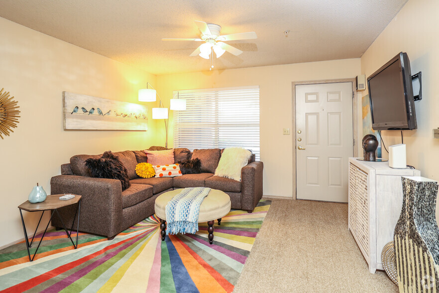 1BR, 1BA - 556 SF - Living Area - The Greens at Owasso I/II