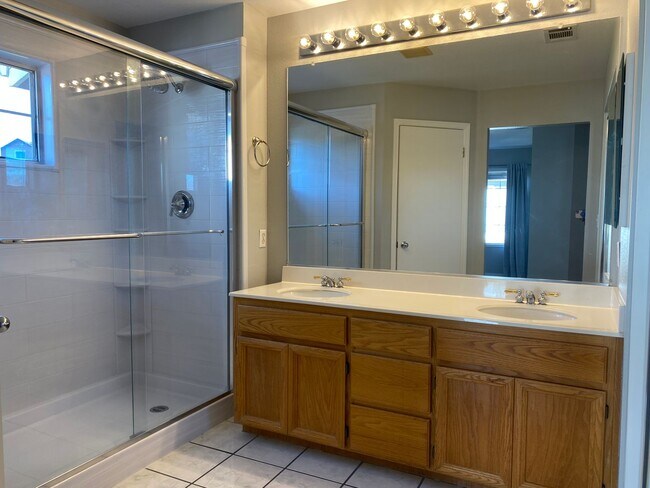 Building Photo - Light and Bright 4 Bedroom, 3 Bathroom Home in San Jose!