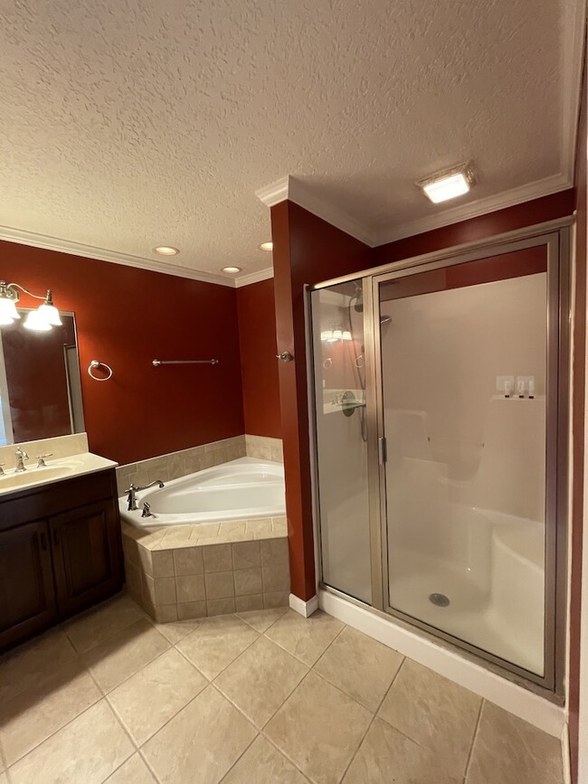 Building Photo - 2208 White Oak Dr