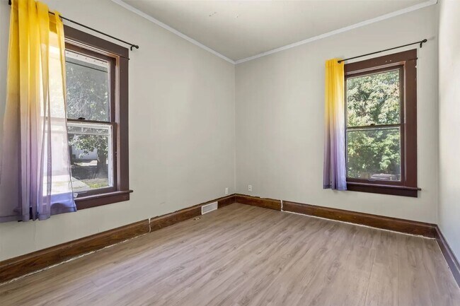 Building Photo - 309 W 12th St