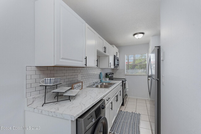 Building Photo - 1734 Avocado Ave