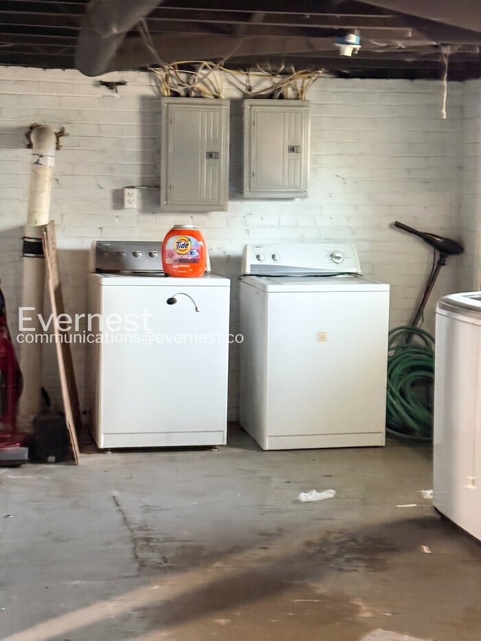 Building Photo - 2488 Woodmere St