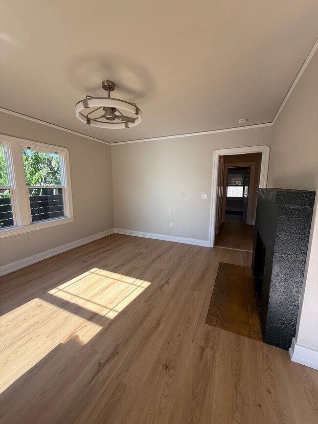 Building Photo - 2 bedroom/ 1 bathroom Home for Rent in Santa Rosa