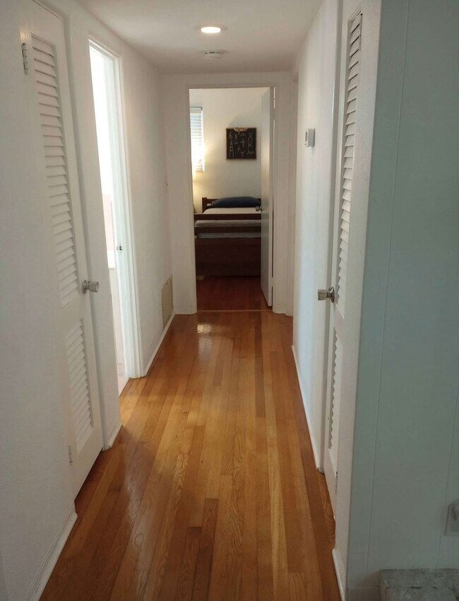 Building Photo - Furnished 3 Bedroom
