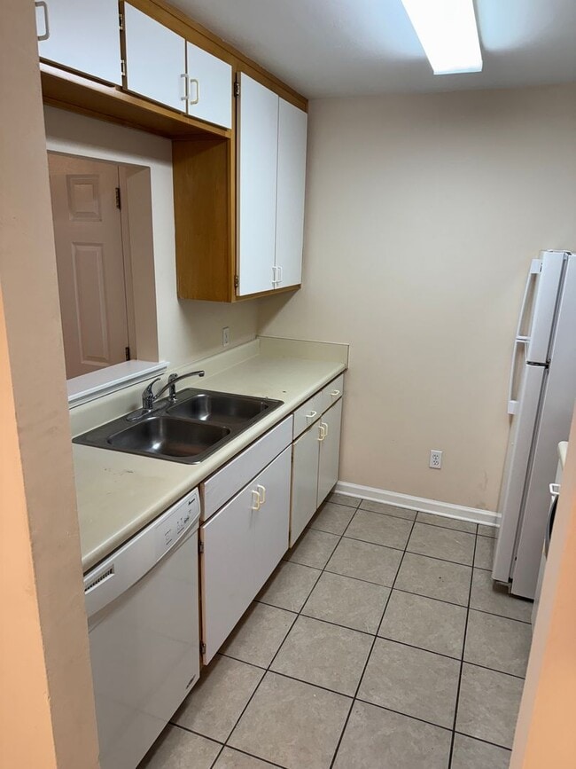 Building Photo - 3/2 Townhouse Available for Immediate Occu...