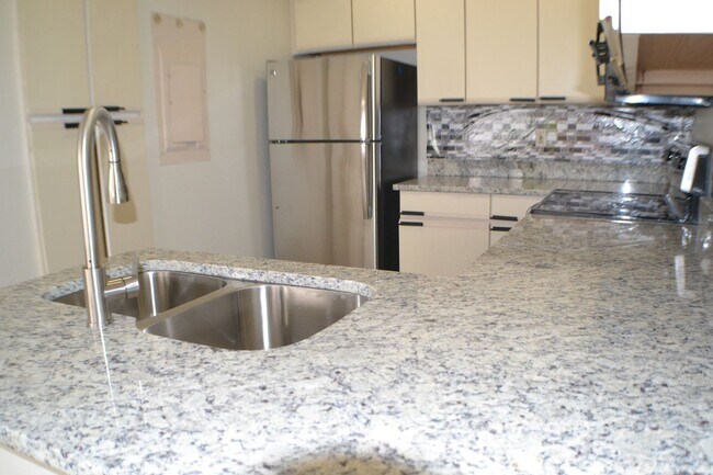 Building Photo - 4242 N Capistrano Dr