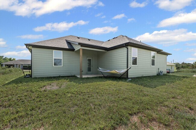Building Photo - Grand in Granbury!