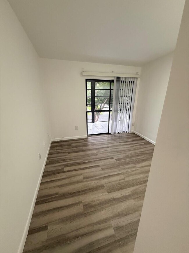 Building Photo - Beautiful Garden Apartment, Move in Condition