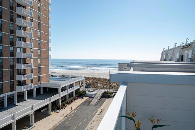 Building Photo - 112 S Weymouth Ave