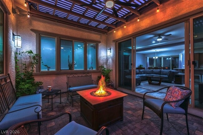 Building Photo - 9936 Wildhorse Cyn Ave